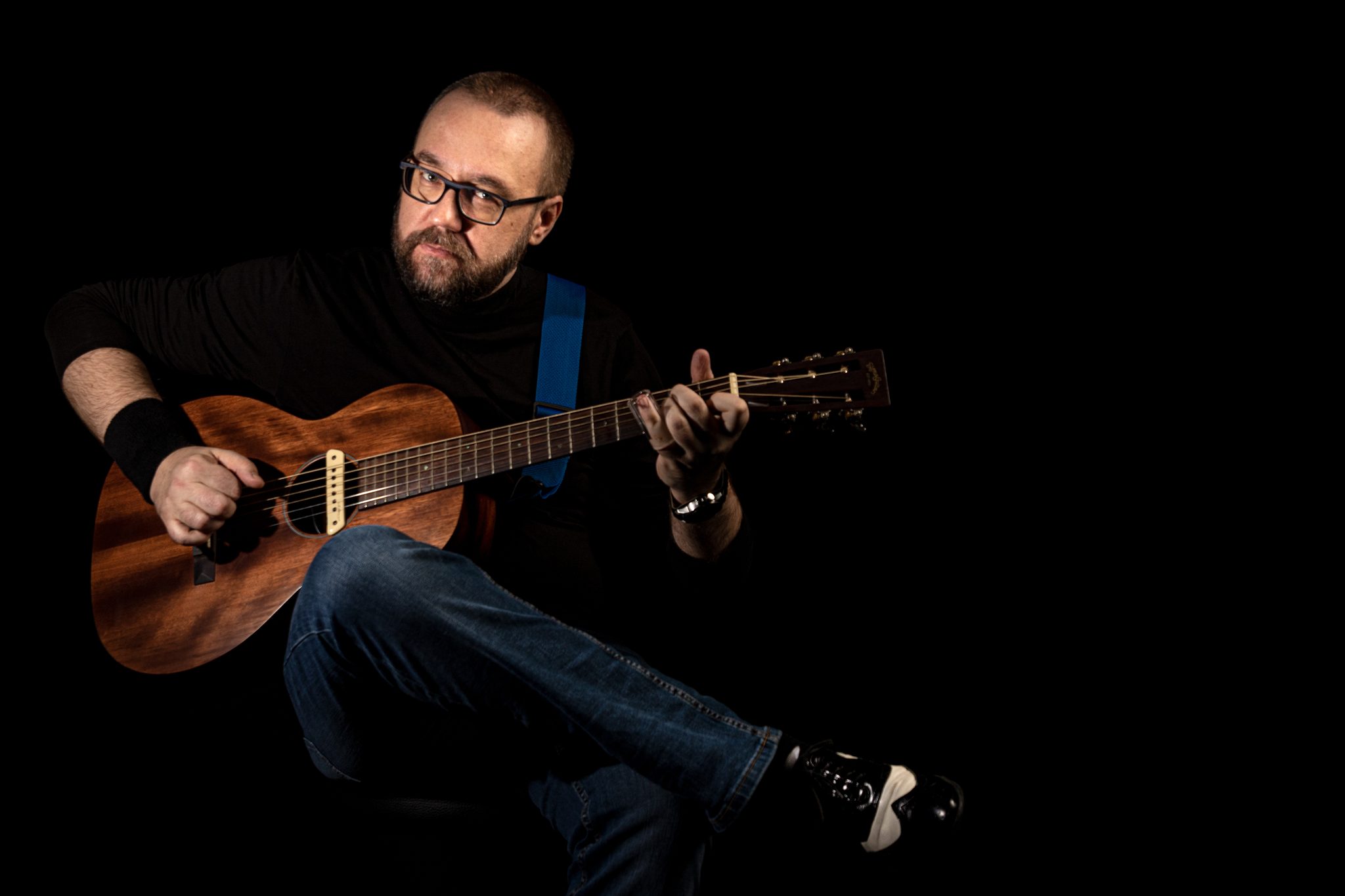 11. novembril kell 19:00 astus Nostalgiakeskuses Kadrina üles Tartu slaidkitarrist Andres Roots!